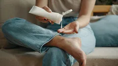 Hur man blir av med obehaglig fotlukt: enkla tips och recept på huskurer