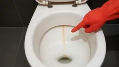 Alla känner igen den här gula randen, men inte alla vet hur man enkelt blir av med den.