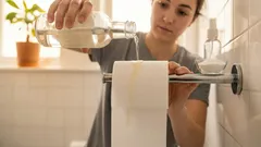 Jag häller vinäger på en toalettpappersrulle och ställer den i ett hörn: många förstår inte varför, men sedan gör de likadant