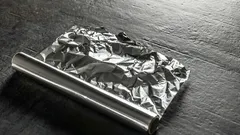 Varför ser aluminiumfoliens båda sidor olika ut, och vad används de till?