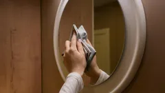 Därför ska du inte tvätta speglar med fönsterputs: många gör det här misstaget