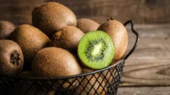 Varför man bör äta kiwi med skalet på: ett intressant faktum som få känner till.