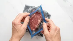 Är det säkert att återanvända blixtlåspåsar? Här är vad experterna säger