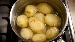 Tillsätt den här ingrediensen innan du lagar potatis – den blir aromatisk, mjölig och riktigt god
