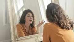 Varför pratar vissa människor högt med sig själva ur ett psykologiskt perspektiv?