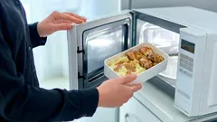 Vad får man absolut inte värma i mikrovågsugnen?