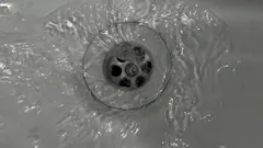 Rensning av köksavlopp utan kemikalier: 3 säkra metoder för att ta bort fettproppar