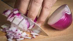 Så får du bort löklukt från händerna: fyra enkla köksknep som brukar fungera