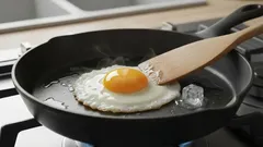 Det här knepet kommer att förändra ditt liv: vet du varför man ska lägga i is när man steker ägg?