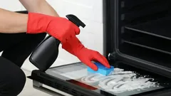 Det mest effektiva sättet att få bort gammal fett och smuts från din ugn.