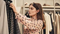 10 saker som riktigt eleganta kvinnor aldrig bär – oavsett hur trendiga de än blir