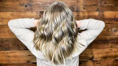 De bästa sätten att diskret dölja grått hår: trendiga tekniker för att kamouflera det