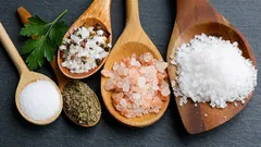 Vad man ska göra om maten blivit för salt: dessa knep hjälper dig att rädda maten