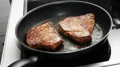 Om maten fastnar i pannan när du steker – prova det här knepet som löser problemet