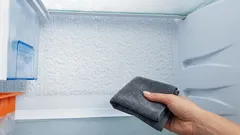 Hur man blir av med isbildning i kylskåpet: effektiva metoder med en handduk och förebyggande åtgärder