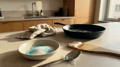 Så får du bort envist fett med diskmedel och socker – utan hård skrubb