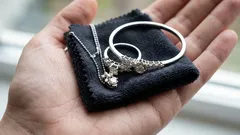 Rengöra silver hemma: 5 metoder som tar bort beläggning och får smycken att glänsa igen