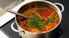 Varför du inte bör lämna en slev i kastrullen: skäl att göra dig av med denna dåliga vana