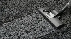 Strö över denna köksingrediens och dammsug – så kommer din matta att dofta och se ut som ny.