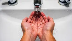 Varför har det uppstått en uppfattning om att man inte ska tvätta händerna på flygtoaletten – och stämmer det?