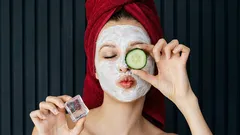 Så ser du märkbart yngre ut: hemligheterna bakom hudvård hemma för män och kvinnor i olika åldrar