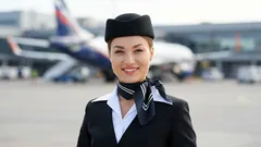 Vet du varför flygvärdinnor bär halsdukar? Det handlar inte bara om att se bra ut.