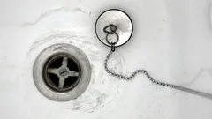 Vad ska man göra om det börjar lukta illa av avlopp i badrummet eller köket?