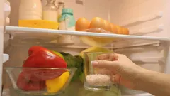 Ett glas salt i kylskåpet löser ett vanligt problem: ett enkelt knep för lata hemmafruar.