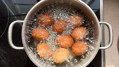 Varför man skakar ägg före kokning: ett knep du inte visste om