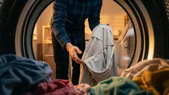 Varför ska man vända kläderna ut och in när man tvättar? Goda skäl att göra det när det behövs.