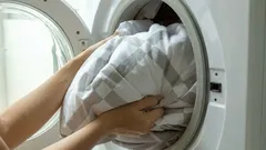 Hur tvättar man ett täcke eller en filt som inte får plats i tvättmaskinen?