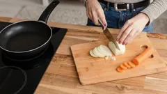 Vad ska man steka först: lök eller morötter, för att få en perfekt grönsaksbas till soppan?