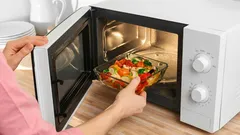 Alla bör veta vilka livsmedel man inte ska värma i mikrovågsugnen – och varför