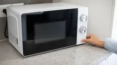 Ett vanligt misstag som nästan alla gör kan när som helst förstöra din mikrovågsugn