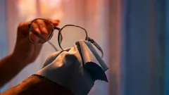 Varken rengöringsmedel eller alkohol: rätt sätt att rengöra linserna utan att skada glaset