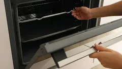 Varför man bör låta ugnsluckan stå öppen en stund efter tillagningen