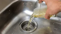 Inga fler hemska lukter: Bara ett halvt glas av det här medlet rensar bort vilket stopp som helst i handfatet