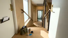 Du ler mot okända – här är vad det kan säga om trygghet, gränser och socialt mod